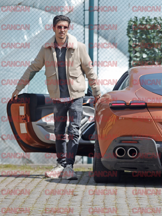 Deși conduce un Ferrari Roma exclusivist, ținuta lui rămâne surprinzător de simplă