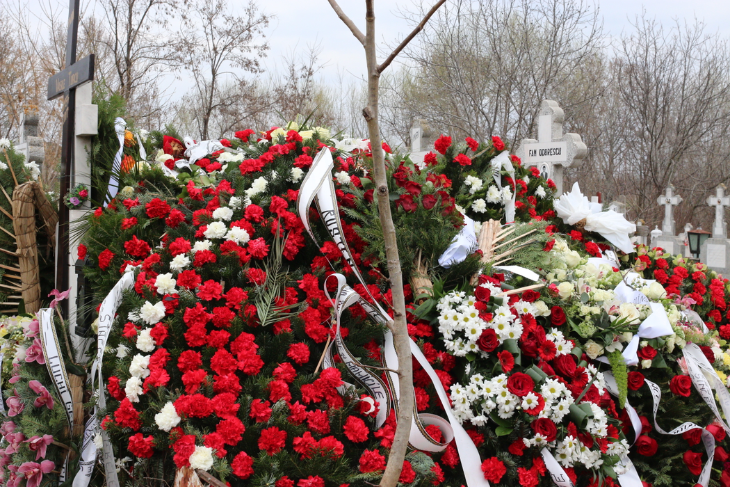 Cei care au dorit să lase un omagiu la mormântul lui Vasile Turcu au depus un număr absolut impresionant de coroane şi flori, majoritatea în culorile alb şi roşu, emblematice pentru Clubul Dinamo, al cărui acţionar a fost pentru o perioadă bună de timp.