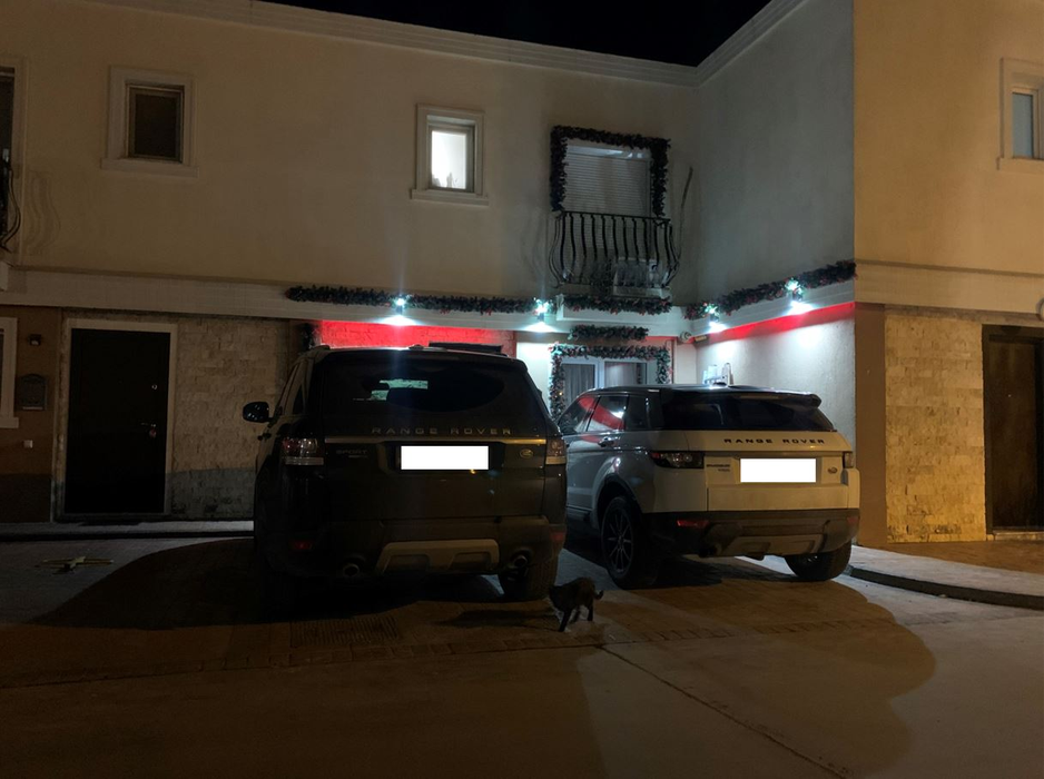 Ora 22:00. Lumina este aprinsă în locuința Antoniei, iar mașina lui Andrei e parcată chiar sub geam, lângă a fostei soții (Foto: CANCAN.RO)