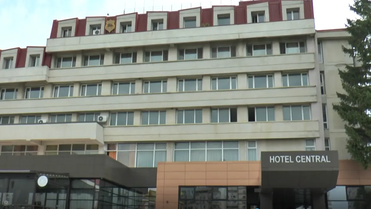 Sinucidere la un hotel din Pașcani. Un bărbat din Capitală s-a aruncat dezbrăcat de la etajul III