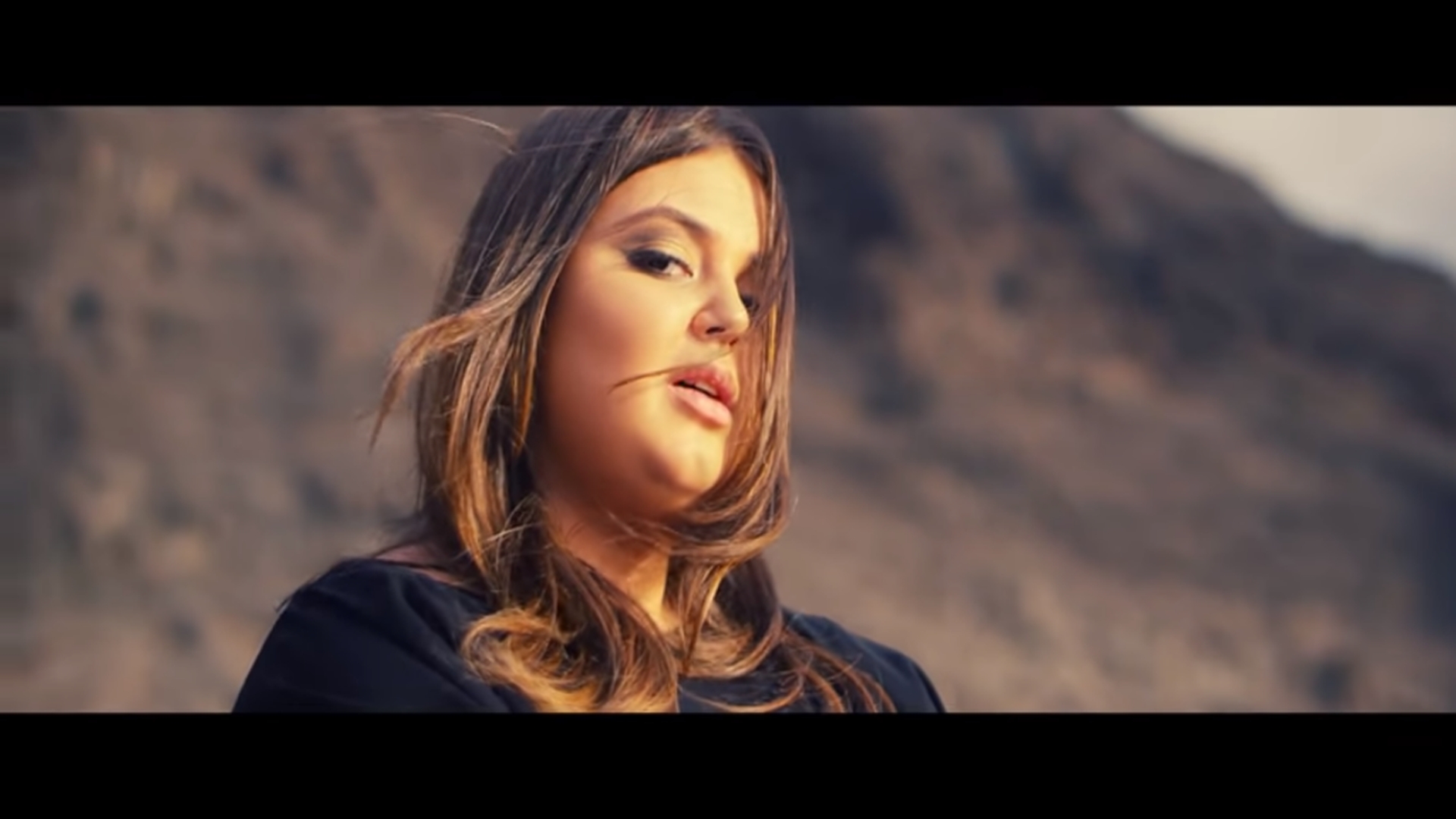VIDEO | Povestea fabuloasă a ELLEI RAE! Este jumătate româncă, jumătate italiancă, iar acum vrea să cucerească scena muzicală din România! Cum sună piesa ei de debut