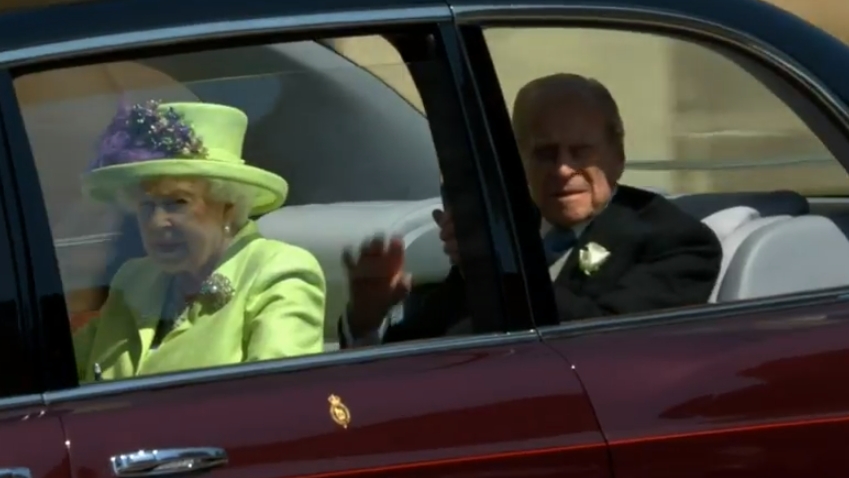 A spart toate tiparele! Regina Elisabeta a purtat o ținută verde neon la nunta regală!