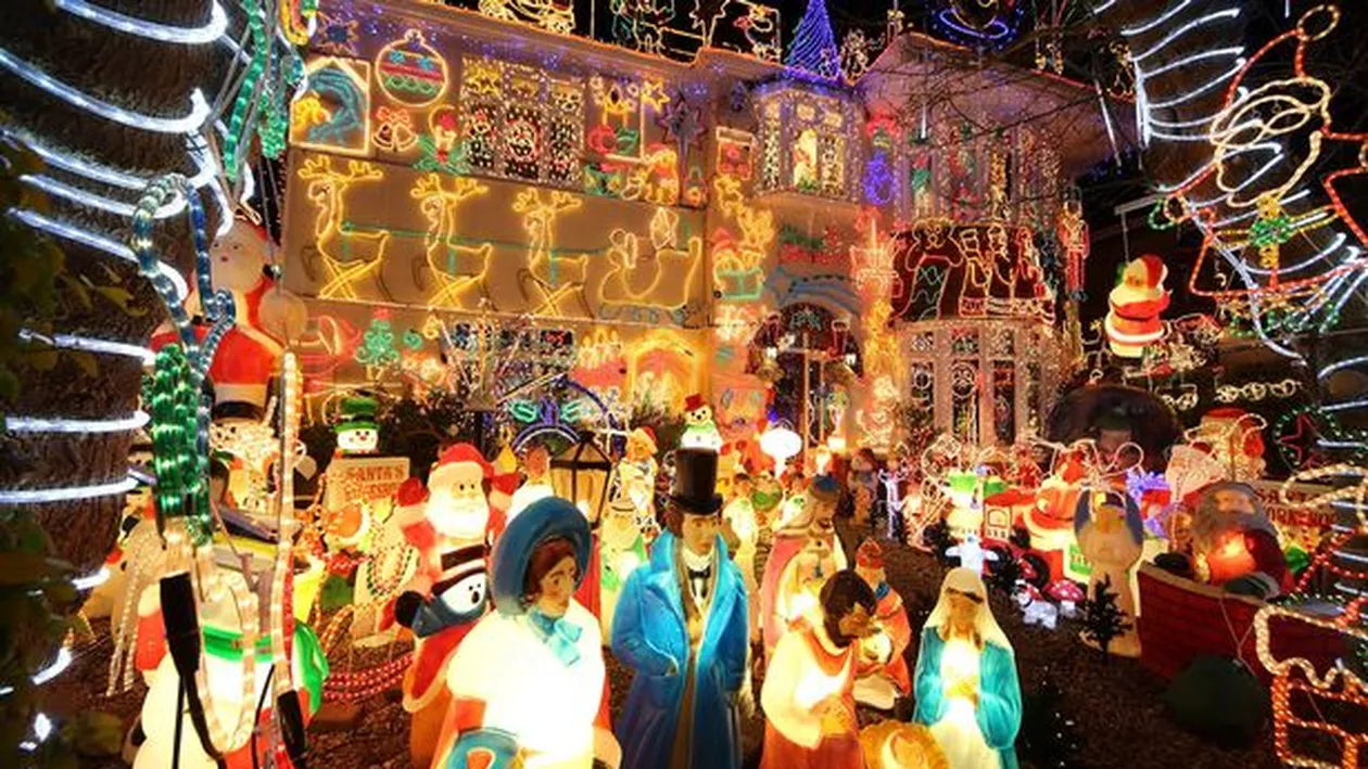 Ai să rămâi uimit! Cele mai spectaculoase luminiţe de Crăciun! A lucrat la ele o lună!