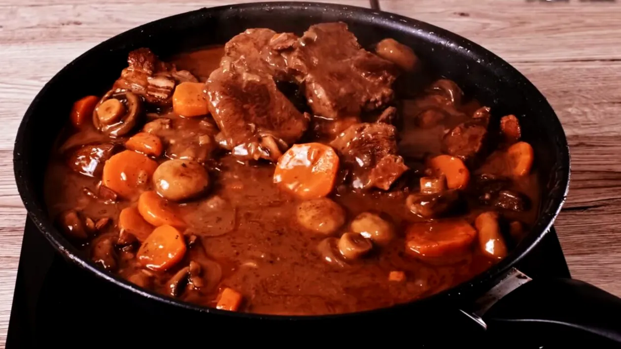 Rețeta de tocană răzeșească moștenită de Radu Anton Roman. Ingredientele de care ai nevoie