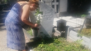 Ioana Tufaru, în lacrimi la mormântul mamei sale. Se împlinesc 27 de ani de la moartea actriței Anda Călugăreanu