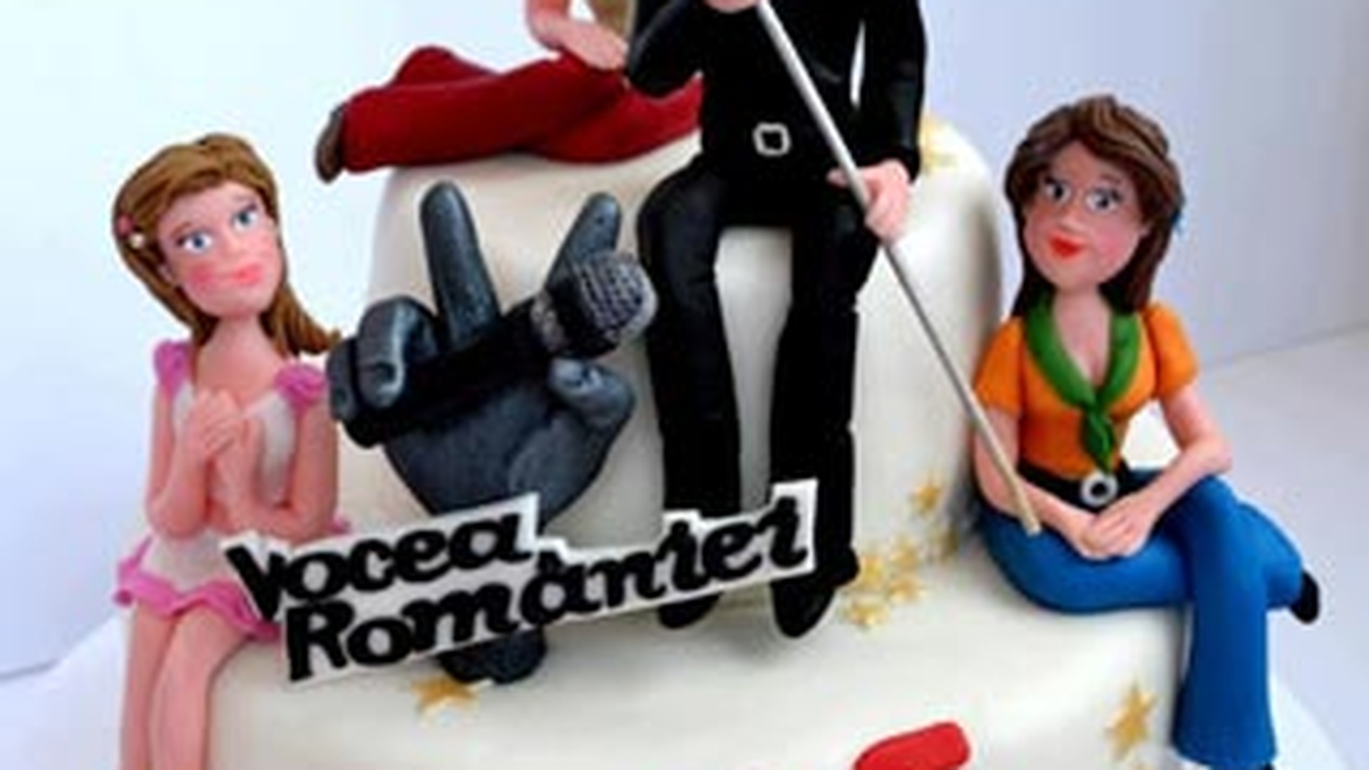 Uite ce tort a avut Stefan Stan la ziua lui de nastere! O recunosti pe vedeta care isi tine bratele in jurul lui?