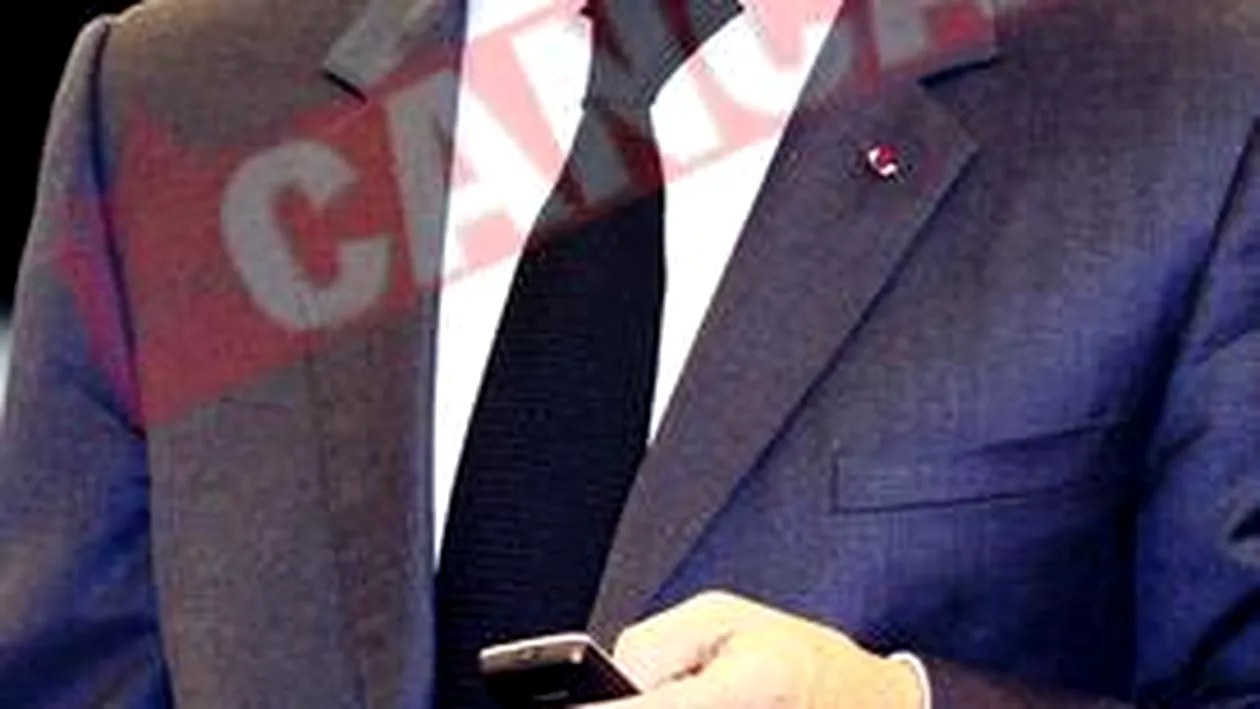 Sarkozy umbla cu trei celulare la el