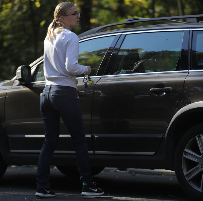 Ieva Govadaite, soţia boss-ului PRO TV, la o plimbare relaxantă în parc