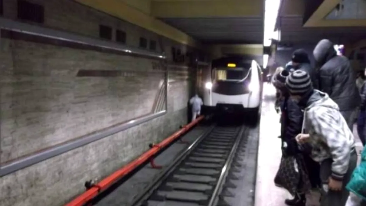 Imagini șocante cu sinuciderea de la stația de metrou Apărătorii Patriei! Momentul, surprins de camerele de supraveghere