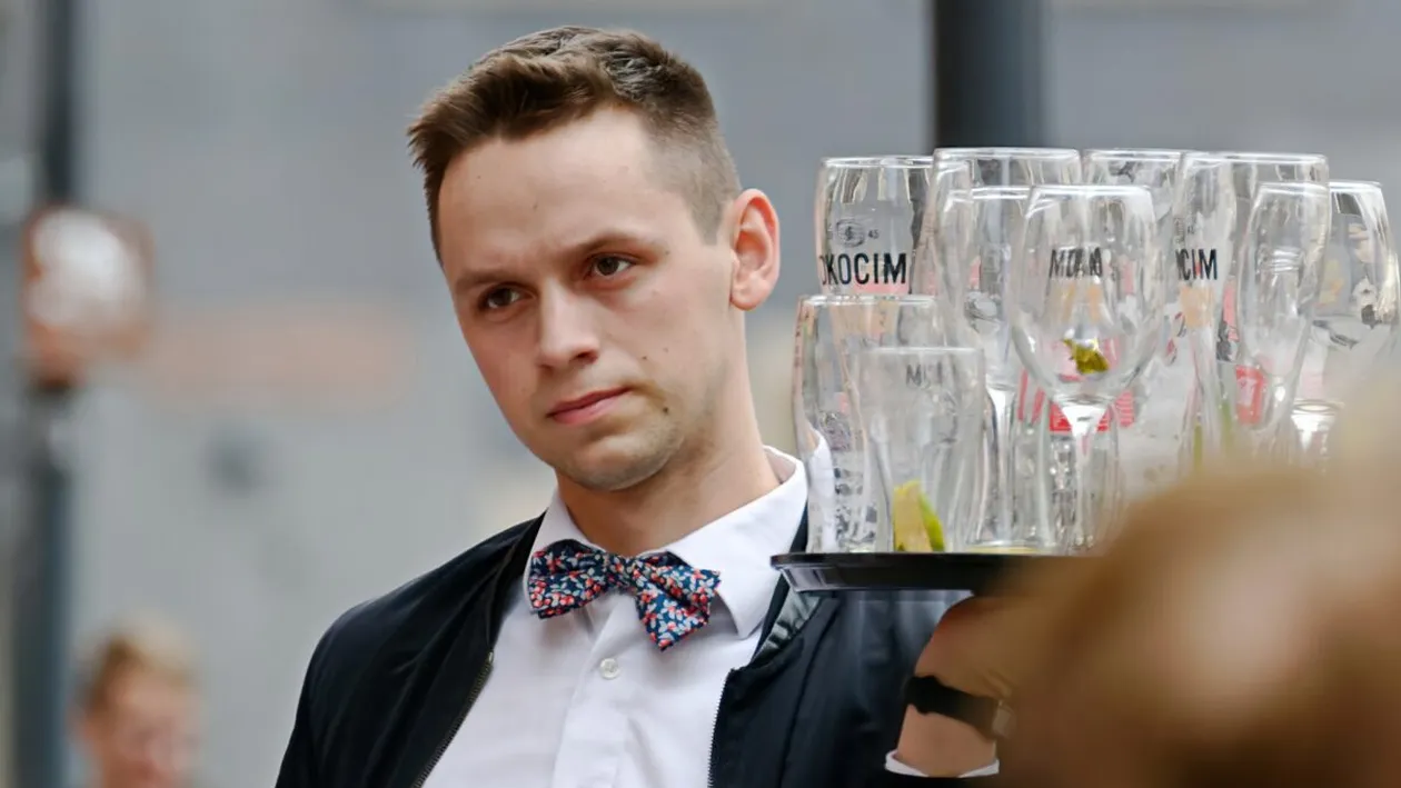 Metoda „țeapa Revolut”. Cum sunt păcăliți turiștii de la Marea Neagră de ospătari