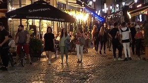 În Centrul Vechi nu e coronavirus! Așa dansează tinerii în stradă fără să le pese VIDEO IREAL