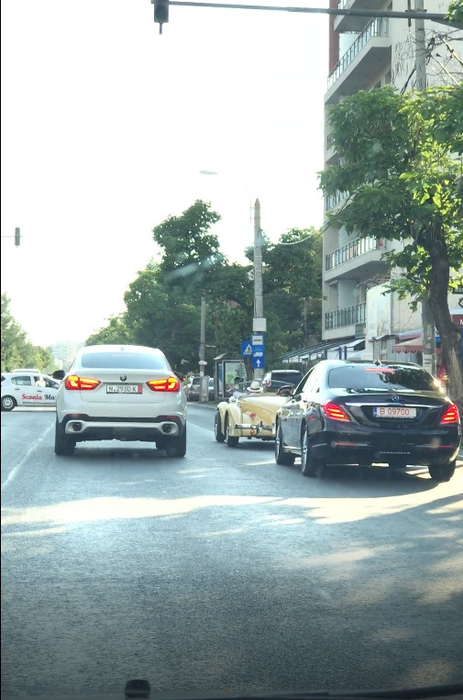Stemabil a fost flancat în permanenţă de un BMW alb şi un Mercedes negru