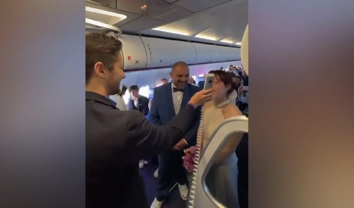 Nuntă inedită pe un zbor Wizz Air! Ivano și Federica și-au unit destinele în aer, pe 15 aprilie 2024. VIDEO