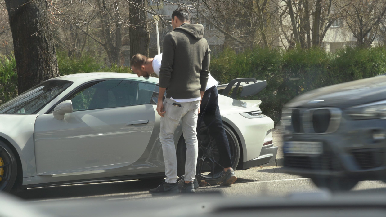 Zed și-a prezentat ultima achiziție, un Porsche alb, nou-nouț, de aproape 200.000 de euro (Foto: CANCAN.RO)