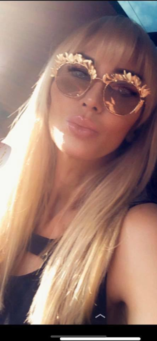 Regina selfie-urilor nu se mai oprește! Postează zi de zi, iar prietenii virtuali sunt în delir!