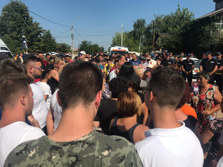 A fost chemată ambulanța în fața casei lui Gheorghe Dincă. Mama și bunicul Luizei au leșinat