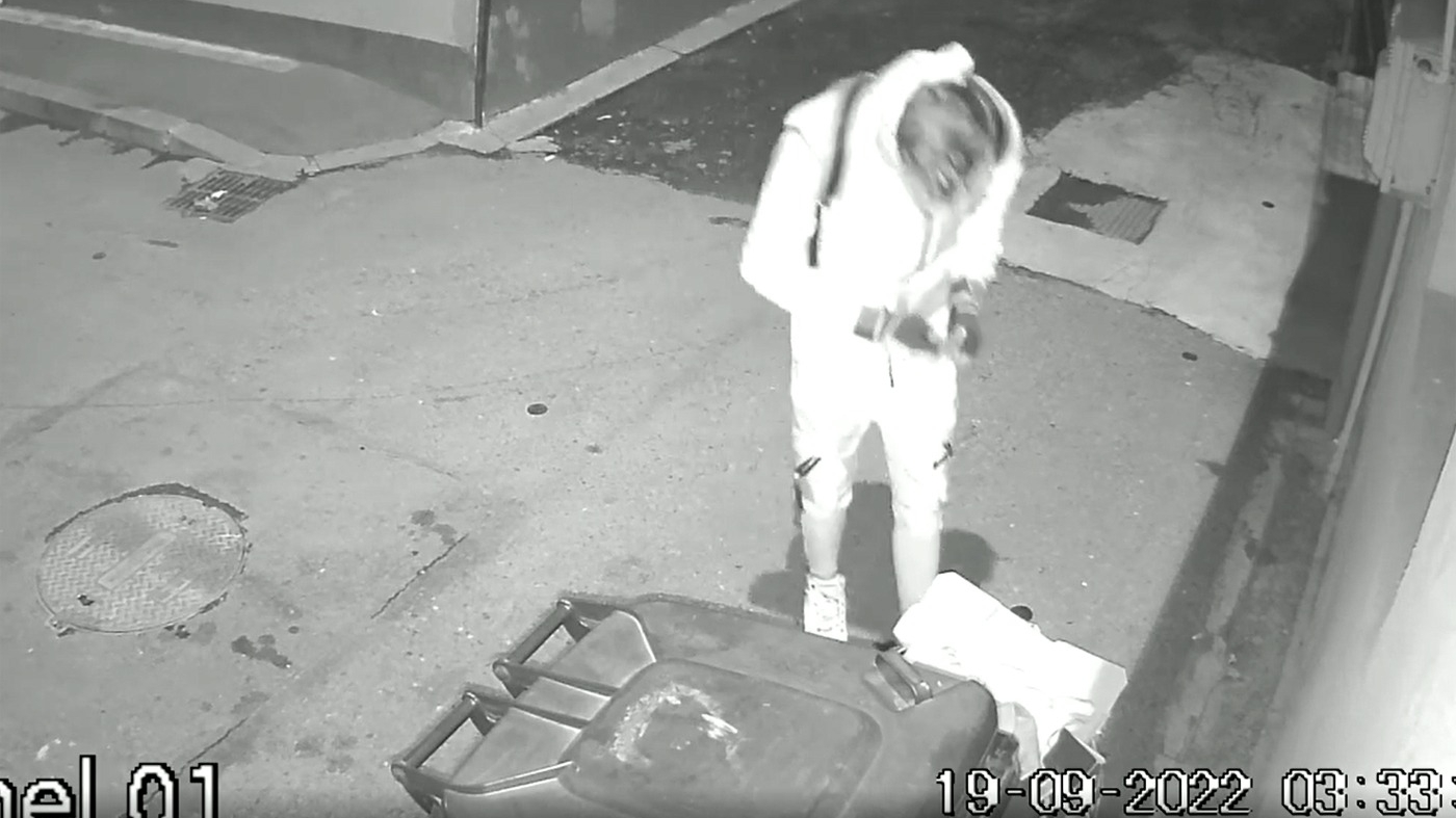 Credea că nimeni nu îl vede, dar camerele de supraveghere l-au prins în fapt. Ce făcea acest clujean noaptea, la ora 3:33, pe o stradă din Someșeni