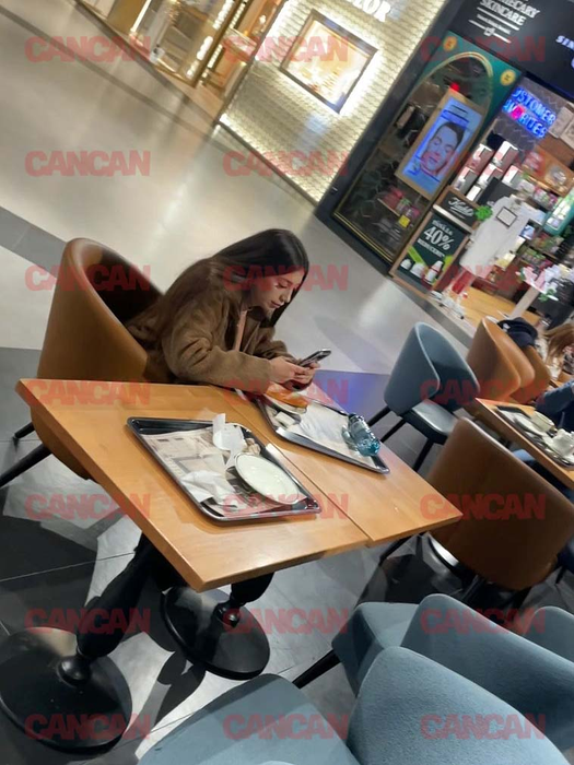 Lavinia Stoica nu lasă telefonul din mână nici la masă