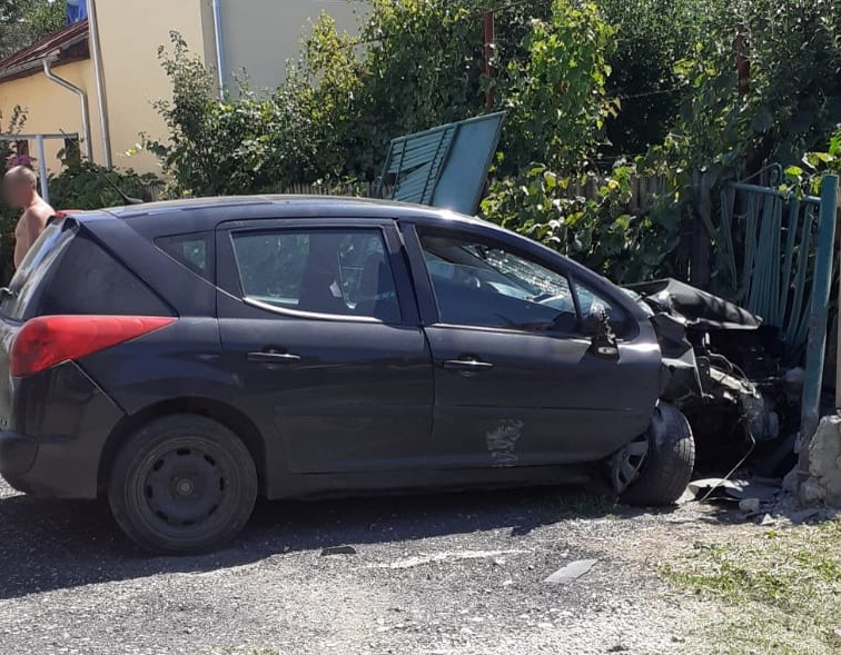 Șoferul a intrat direct în gard după ce ar fi ațipit
