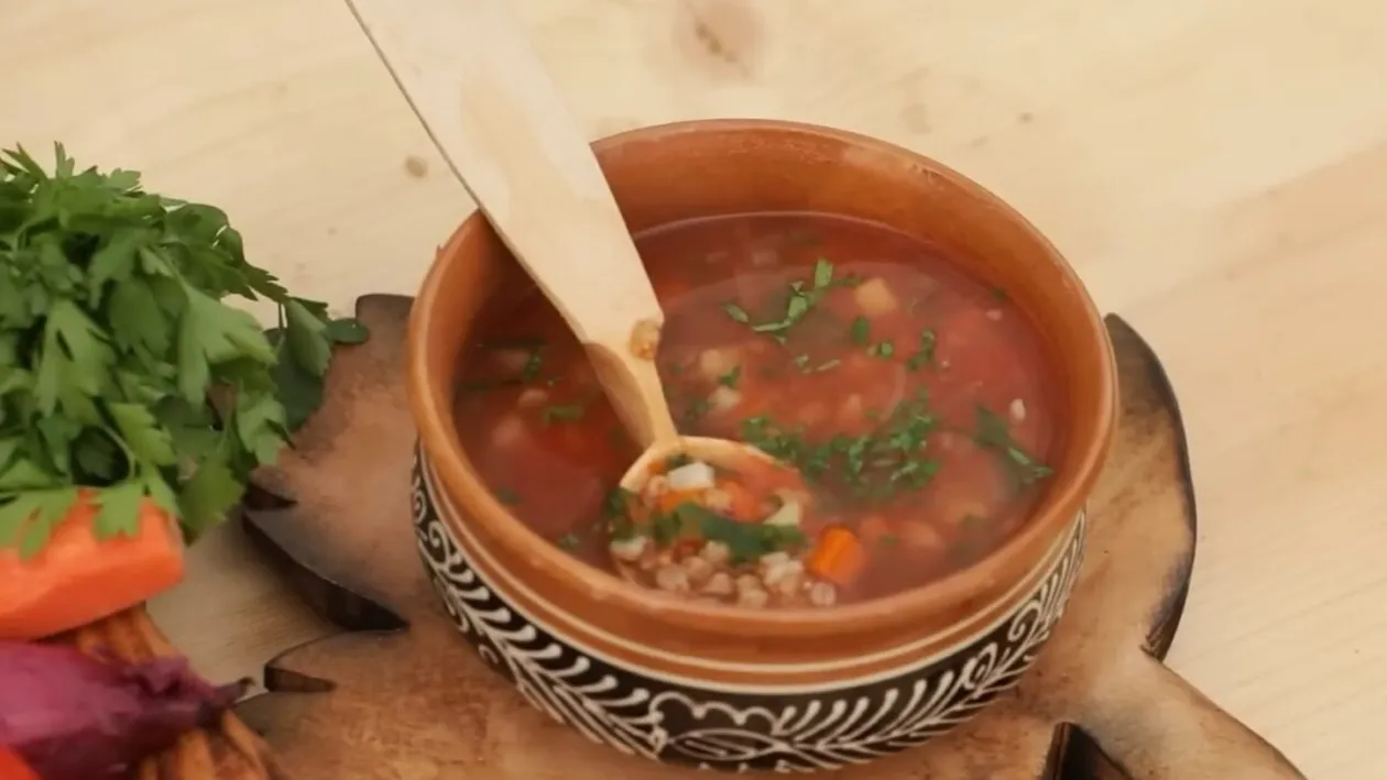 Ciorbă pustnicească de arpacaș a Părintelui Daniel: dulceața morcovului și aroma țelinei dau gustul liniștitor al postului