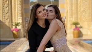 Monica și Ramona Gabor, vacanță de lux în Mykonos. Imagini exclusive cu cele două pe insula milionarilor