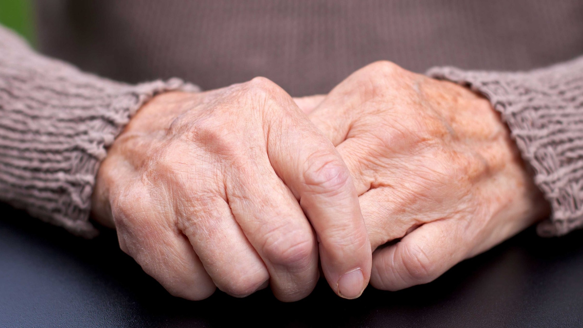 Caz șocant în Mureș! O bătrână s-a sinucis, pentru că nu a mai suportat gândul că fiica ei asistentă are coronavirus