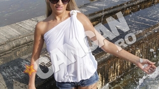 Canicula revine, Sanziana Buruiana a gasit remediul.  Uda si cu sanii la vedere la fantanile din Piata Unirii