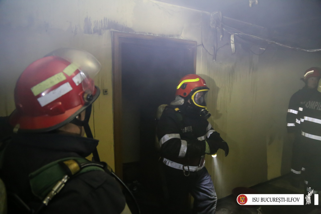 Incendiu în Capitală! Pompierii au evacuat locatarii dintr-un bloc din Pantelimon