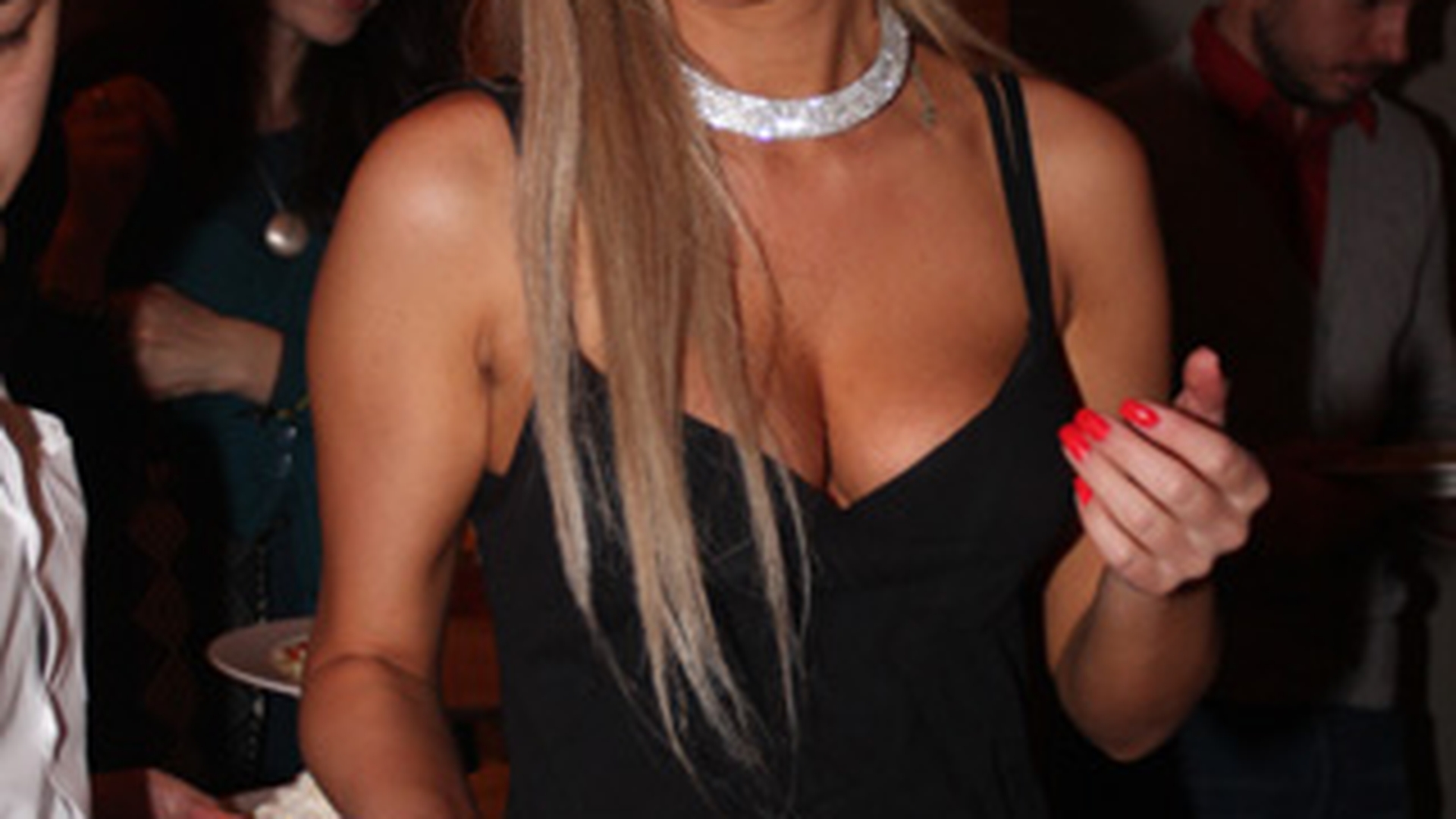 Ispitita de dulciuri si de carne, Simona Sensual nu a putut sa tina post!  A dat spanacul pe shaorma!