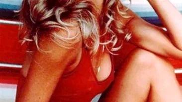 Costumul de baie al lui Farrah Fawcett, din Ingerii lui Charlie, a ajuns intr-un muzeu