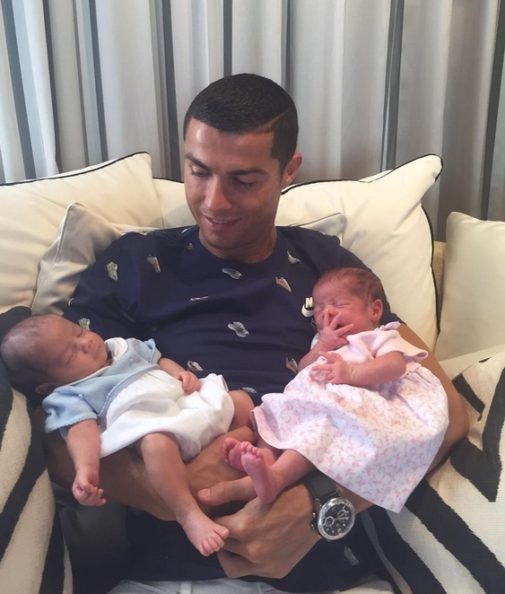 Cristiano Ronaldo şi iubita lui însărcinată, prima imagine cu unul din gemeni! Fotbalistul e vrăjit de bebeluş