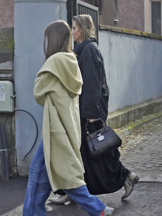 Iulia Albu are concurență chiar în familie! Mikaela a dat moda în Dorobanți, cu paltonul purtat de Gigi Hadid
