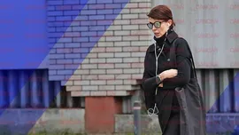 Alina Chivulescu s-a pregătit de mutare sau de plimbare? Actrița de la Antena 1 s-a camuflat cu o geantă oversized