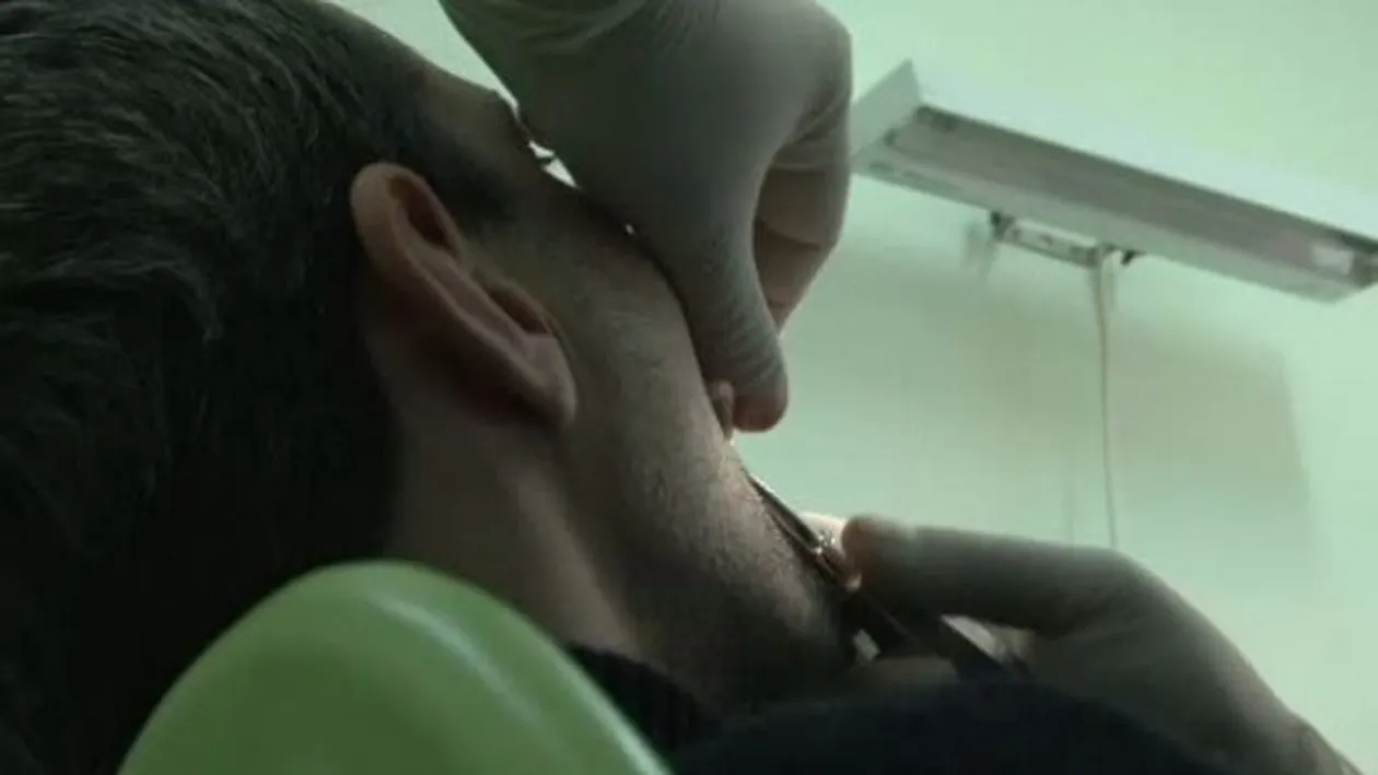 Ce i-au putut găsi medicii in gură acestui bărbat de 30 de ani! A fost prima vizita la dentist: In viata noastra nu am vazut asta
