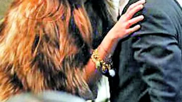 Romanca Madalina Ghenea l-a fericit pe un vanzator! I-a dat un pupic in boutique!