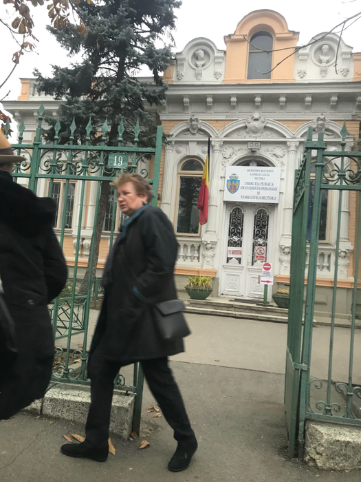 Doiniţa a fost ajutată în permanenţă de două prietene