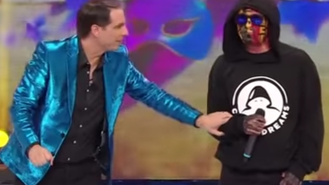DAN NEGRU a încercat să-l demascheze pe Carla's Dreams, în noaptea de Revelion! Vezi dacă s-a lăsat până la urmă artistul