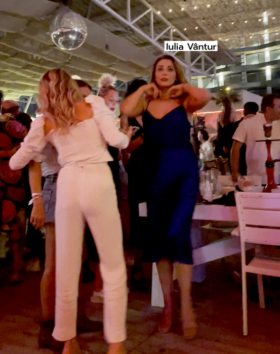 Iulia Vântur a ajuns în club, iar acolo s-a distrat copios, alături de o prietenă