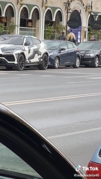 Alex Bodi și-a parcat pe trecerea de pietoni Lamborghini-ul de peste 200.000 de euro. Ce “urgență” avea afaceristului care era însoțit de Bianca Drăgușanu  | VIDEO