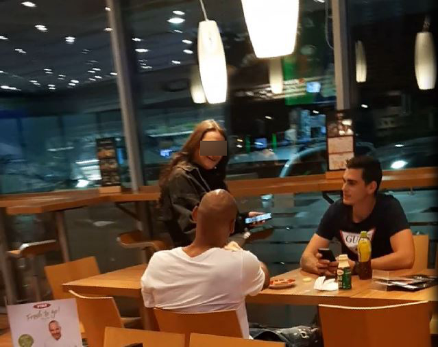 Puștoaica și-a făcut curaj și a venit la masa lui Nana Falemi