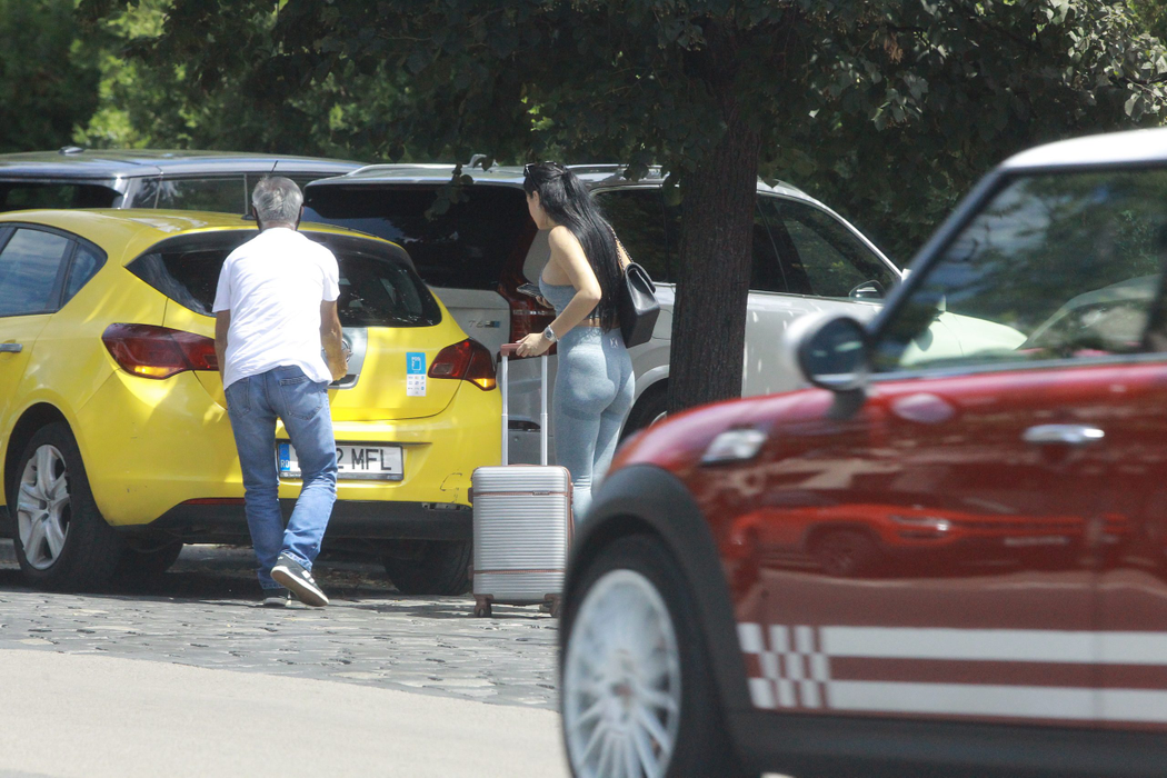 Sofia ia Uberul pentru a ajunge la aeroport, de unde va decola spre Viena