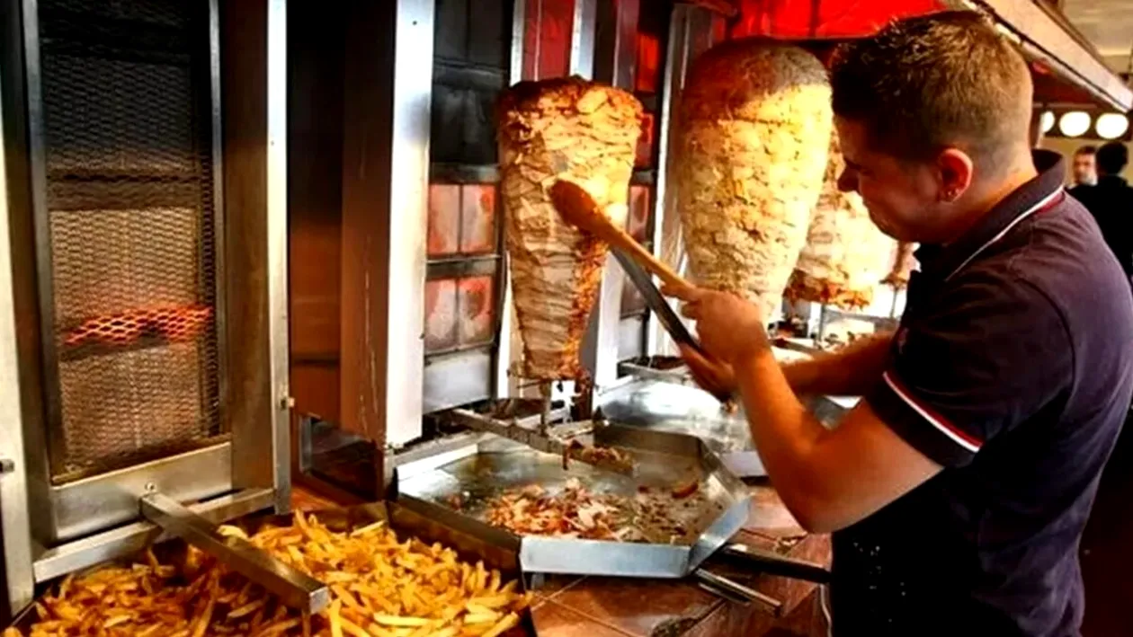 Ce salariu are un shaormar în 2026. Câți bani câștigă lunar