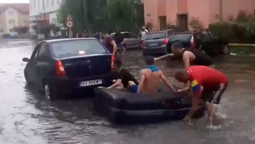 S-au plimbat cu barca trasă de mașină! Câțiva localnici din Târgu-Jiu au vrut să atragă atenția autorităților după ploaia torențială
