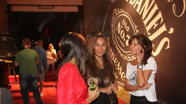 Nadine(a), gospodina! A renuntat la mondenitati si s-a inchis in bucatarie. Rezultatul: 83 de borcane de zacusca!