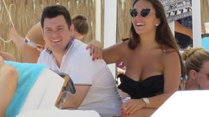 A închis războiul cu nepotul mega-miliardarului Carlos Slim şi…! Prinţesa ochelarilor”, la plajă cu fetiţa & noul iubit