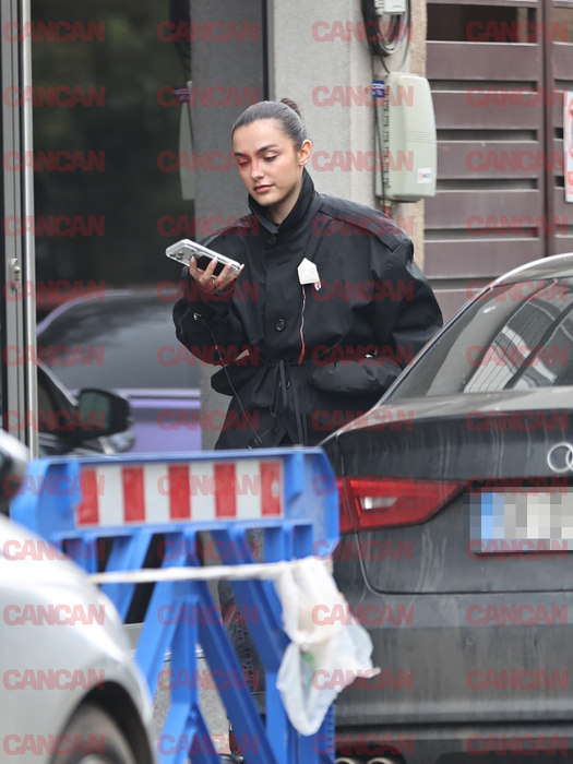 Alexia Eram merge către cafenea