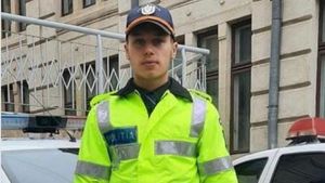 Scena de coșmar pe care Andrei, elev al Școlii de Agenți de Poliție, a văzut-o în oglida retrovizoare: mașina ardea! I-a salvat pe toți!