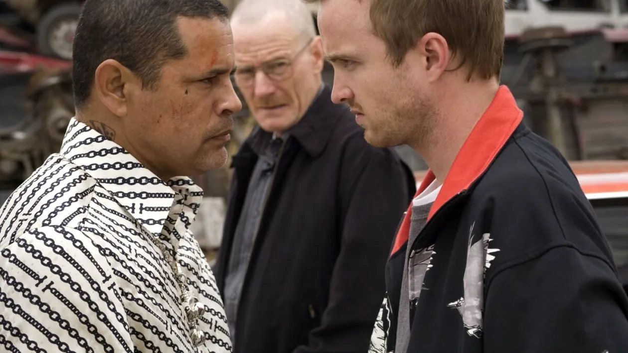 Un actor din „Breaking Bad” a fost arestat în fața casei, în timp ce își spăla mașina. Vecina lui a sunat la Poliție pentru o prostie totală