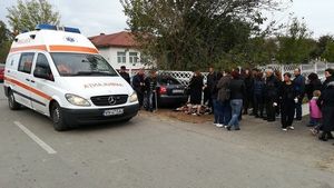 Scene cutremurătoare la înmormântarea bărbatului din Vrancea împuşcat în inimă! Soţia lui a leşinat la poarta bisericii