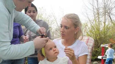 Ce mult a crescut fetita Elenei Hueanu si ce frumoasa este! Imagini de la prima aniversare: vezi ce a ales de pe tava